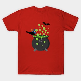 Halloween: Crow Looking into a Bubbling Cauldron T-Shirt